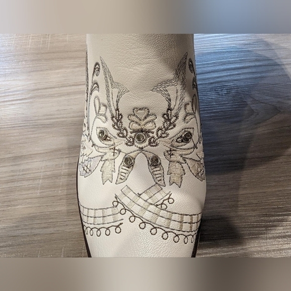 White rhinestone embroidered cowgirl boot. Multiple sizes - Picture 4 of 5
